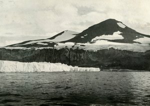 クロージャー岬：グレートアイスバリアの終わり、c19101913、1913 作： Herbert Ponting