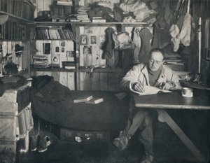 スコット船長、エヴァンス岬の小屋での日記の執筆、1911年、1914年。 作： Herbert Ponting