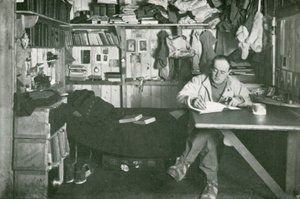 スコット船長、日記を書く 作： Herbert Ponting