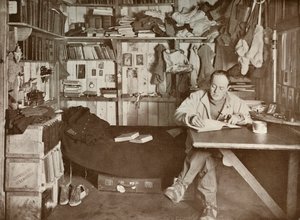 スコット船長の書斎、1911年、1913年 作： Herbert Ponting