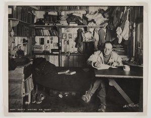 スコット船長がテラノヴァ遠征（1910-13）中に南極への日記を書く（臭化物プリント） 作： Herbert Ponting