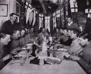 スコット船長の誕生日会（モノクロ写真 作： Herbert Ponting