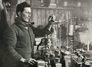 1913年9月15日、1913年、彼の研究室でのアトキンソン博士