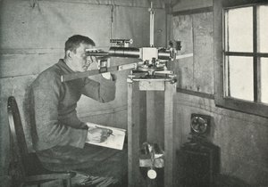 ユニファイラー磁力計のシンプソン博士、1911年、1913年 作： Herbert Ponting