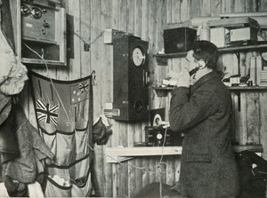 観察のタイミングを定めた電話の反対側の小屋にいるシンプソン博士、c1911、1913 作： Herbert Ponting
