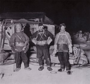 ケープ・クロージャーに向けて出発するウィルソン博士、ボワーズ中尉、チェリー＝ガラード（モノクロ写真 作： Herbert Ponting