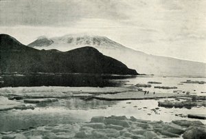 マクマードサウンドに入る-ケープバードとエレバス山、c19101913、1913 作： Herbert Ponting