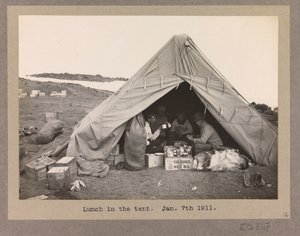 テントで昼食をとる4人の探検隊員 作： Herbert Ponting