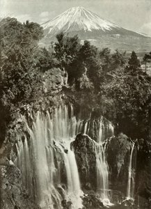 富士と白糸の滝、1910年。 作： Herbert Ponting