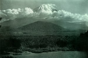 1910年の日の出の富士。 作： Herbert Ponting