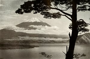 本巣湖からの富士、1910年。 作： Herbert Ponting
