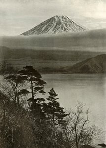 Fuji from Nakano-Kura-Toge, 1910.  作： Herbert Ponting