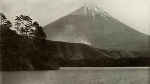 Fuji from Nishi-No-Umi, 1910.  作： Herbert Ponting