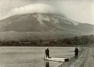 三日月湖からの富士、1910年。 作： Herbert Ponting