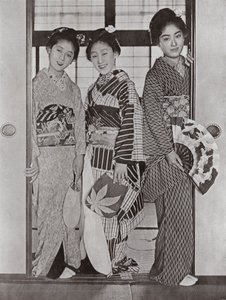 芸者（モノクロ写真 作： Herbert Ponting