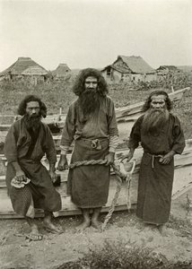 紺野八武、センターの狩人と二人のアイヌ漁師、1910年。 作： Herbert Ponting