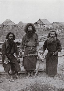 狩人ハプコンノ（中央）とアイヌの漁師2人（モノクロ写真 作： Herbert Ponting