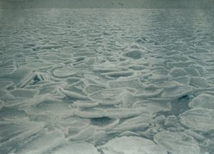 船が停泊したヘビーパック、1912年、1913年。 作： Herbert Ponting