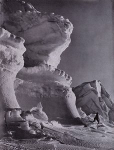 ベルク城の氷の砦（モノクロ写真 作： Herbert Ponting