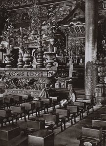 仏教寺院の内部（モノクロ写真
