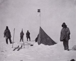 "黒い旗、ノルウェーの旗だった。アムンゼンが最初にポールに立った」（モノクロ写真 作： Herbert Ponting