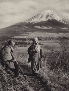 1920年代の日本。日本で最も神聖な山である富士山（モノクロ写真 作： Herbert Ponting