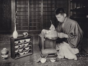 1920年代の日本。陶磁器を描く（モノクロ写真