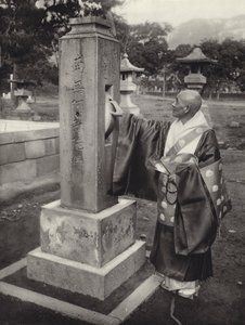 1920年代の日本。祈りの輪と僧侶（モノクロ写真 作： Herbert Ponting