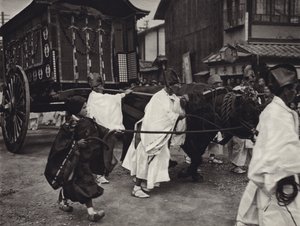 1920年代の日本。身分の高い人の神道的な葬儀（モノクロ写真 作： Herbert Ponting