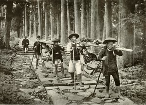 神社に行く日本人女性、日光、1910年。 作： Herbert Ponting