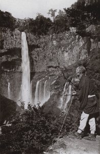 華厳の滝（モノクロ写真 作： Herbert Ponting