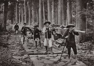 山加護によるレディース・トラベリング（モノクロ写真 作： Herbert Ponting