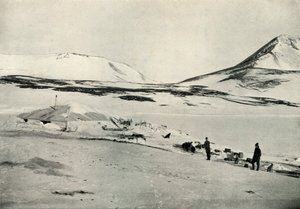 1911年11月4日、1913年、ディスカバリーハットでのミアーズとディメトリ。 作： Herbert Ponting