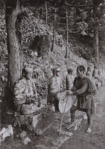 日光の「がまんが淵」での「瞑想」の様子（モノクロ写真 作： Herbert Ponting