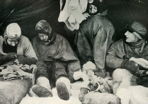 北極党のメンバーが彼らの寝袋に入った、c1911、1913。 作： Herbert Ponting
