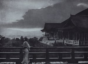 清水寺の月明かり（モノクロ写真 作： Herbert Ponting