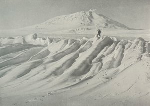 1913年10月、1913年10月、水に覆われた氷山の上のエレバス山 作： Herbert Ponting