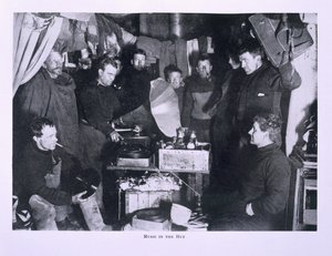 小屋の音楽（スコット大尉を含む）、「スコットの最後の遠征」より 作： Herbert Ponting