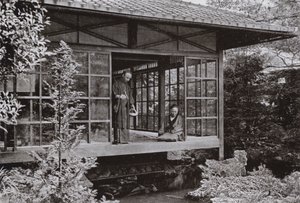 鯉に餌をやる並河さん（モノクロ写真 作： Herbert Ponting