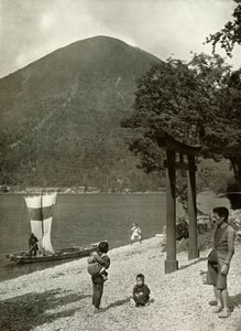 南泰山と中禅寺湖、1910年。 作： Herbert Ponting