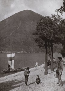 男体山と中禅寺湖（モノクロ写真 作： Herbert Ponting