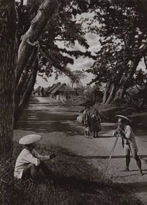旧東海道にて（モノクロ写真 作： Herbert Ponting
