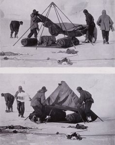 テントを張る様子（モノクロ写真 作： Herbert Ponting