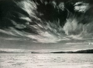 1911年12月19日、1913年12月19日、バーン氷河上空の驚くべき巻雲 作： Herbert Ponting