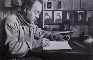 "スコットは小さなテーブルで書き、計画し、計算した"(モノクロ写真) 作： Herbert Ponting