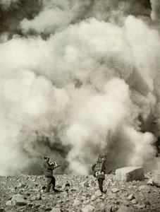 爆発後のAsamas Craterからの煙と蒸気の上昇、1910年。