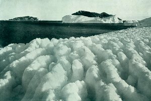 吹雪の後で氷の尾根をスプレーする、c19101913、1913。 作： Herbert Ponting