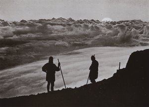 富士山頂からの夕日（モノクロ写真 作： Herbert Ponting