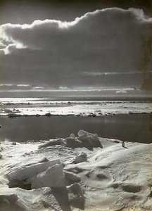 パックに沈む夕日 作： Herbert Ponting