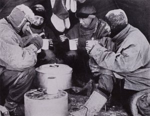 "That evening they had Christmas supper" (b/w photo) 作： Herbert Ponting